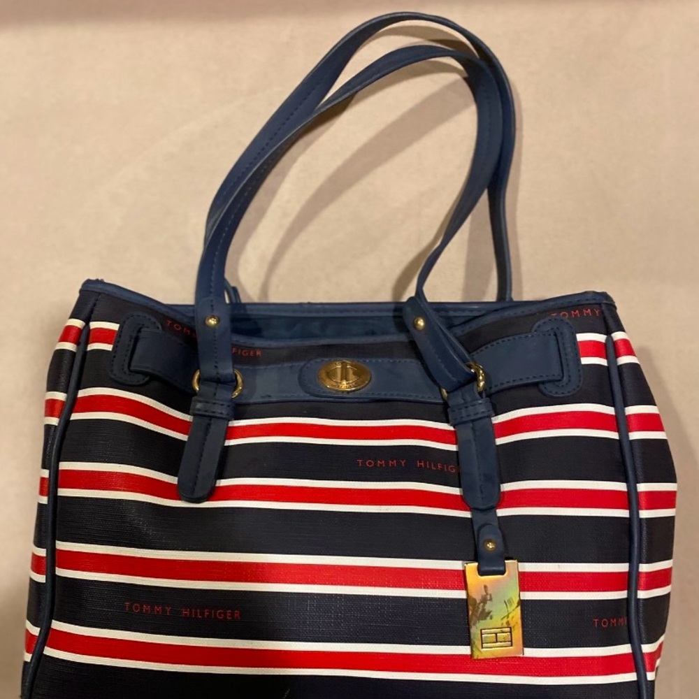 Nice color of Tommy Hilfiger purse